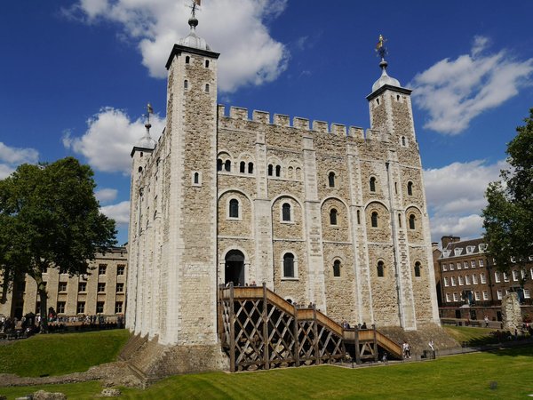 How can you find budget-friendly accommodation near the Tower of London?