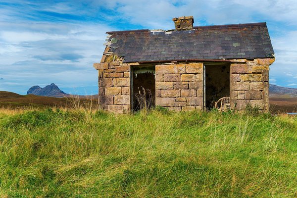 What are the best options for staying in a traditional Scottish bothy?